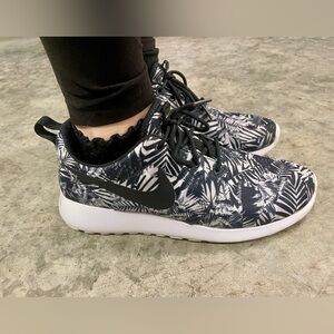 Nike Women’s Roshe Run Palm Print Sneakers